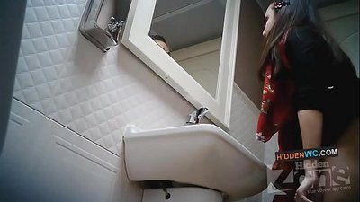 Zábery zo skrytej kamery na ženských toaletách (1)
