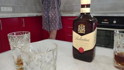 Sex s kamarátovou opitou manželkou. Dúfam, že ju neotehotniem.